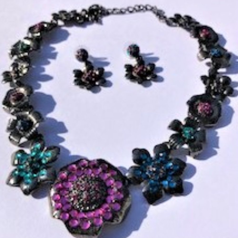 ⬇️Chico's Statement Necklace and Earrings